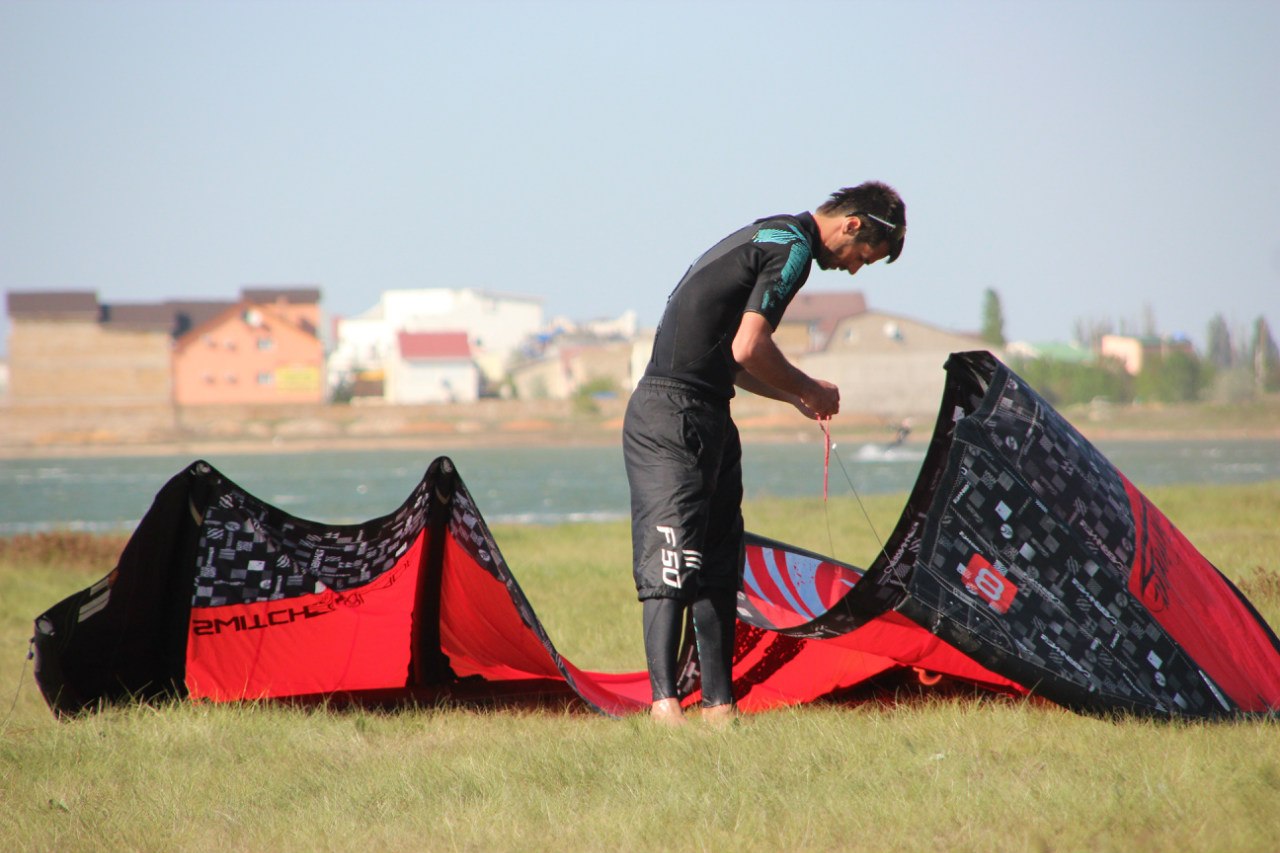 Preparing a kite before a session