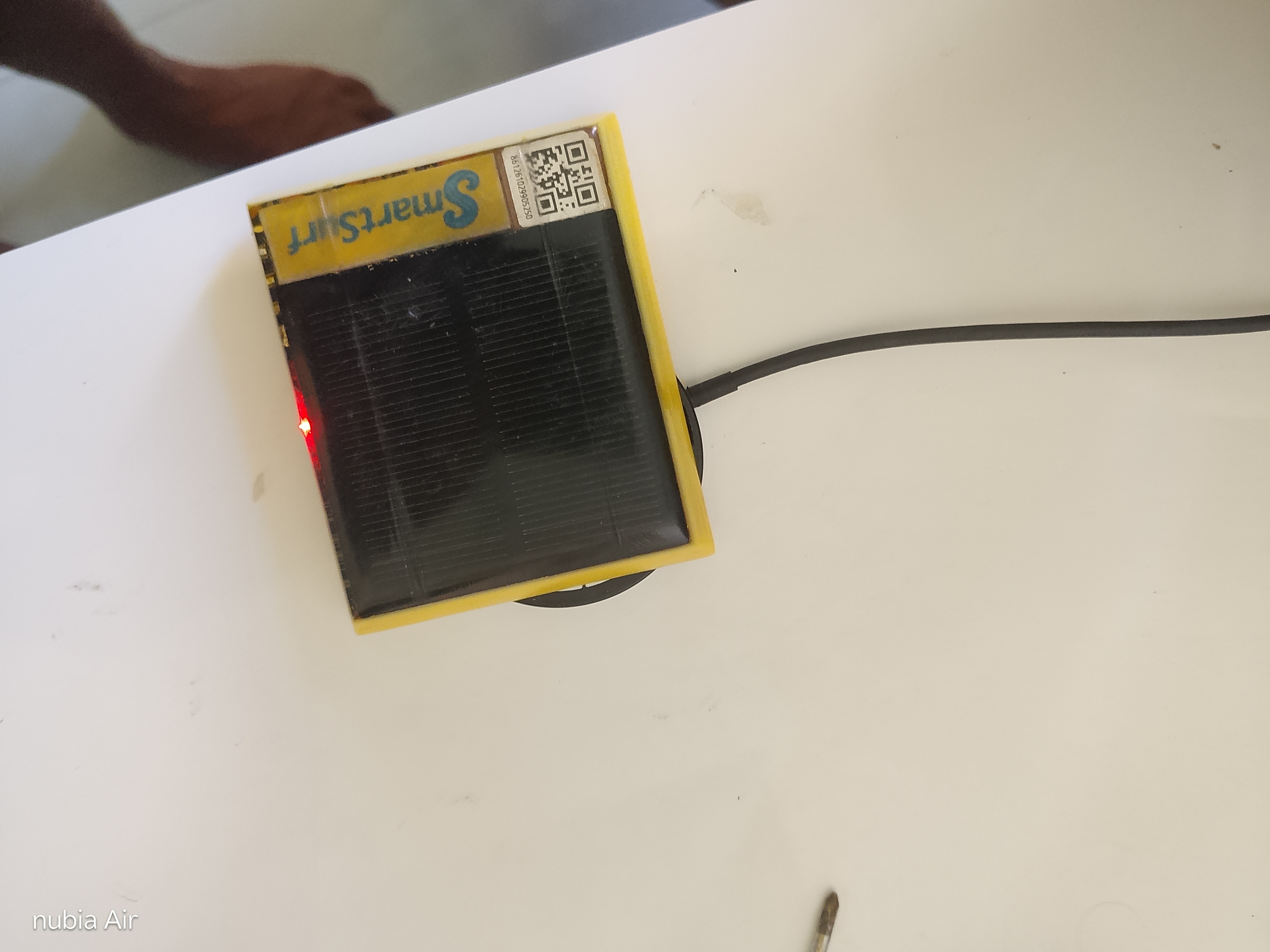 SmartSurf tracker wireless charging close-up